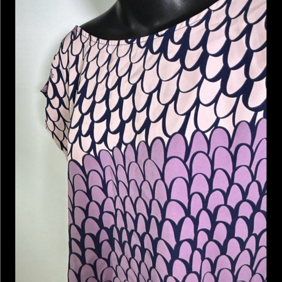 MANUHEALI’I Purple and Cream patterned Women's Top. - Picture 4 of 4